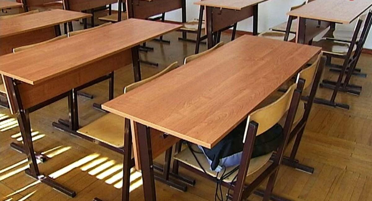 Школу оштрафовали за кривые парты