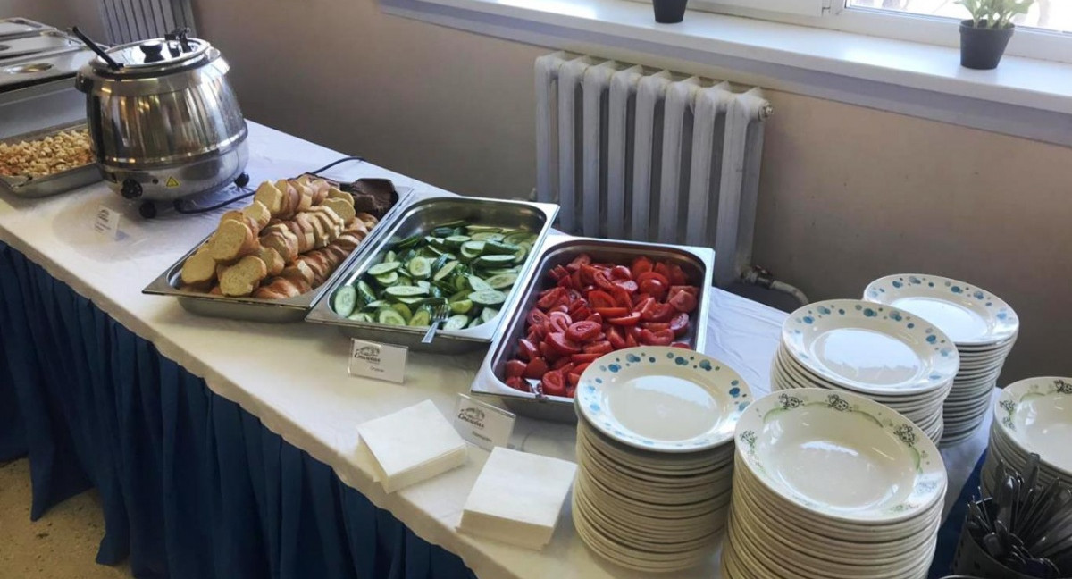 В столовой новосибирской школы сделали шведский стол