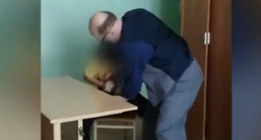 В тульской школе учитель силой отнимал  телефон у  ребёнка