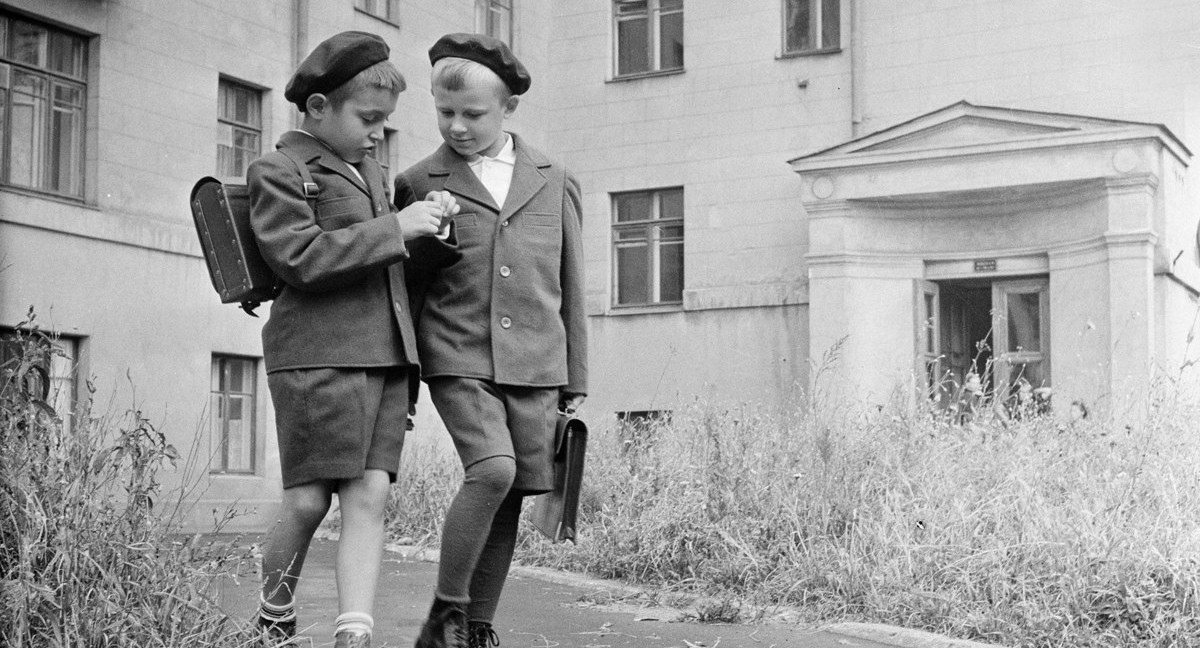 «Мы открывали свои портфельчики и отдавали школьные завтраки немцам, не думая, что они убивали отцов и громили наш город»