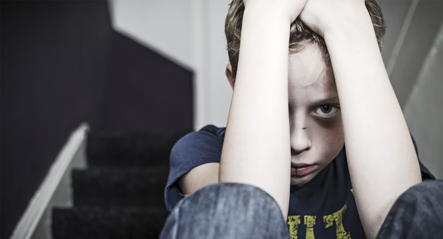 В Омской области женщина привязала сына к столбу за прогулы в школе