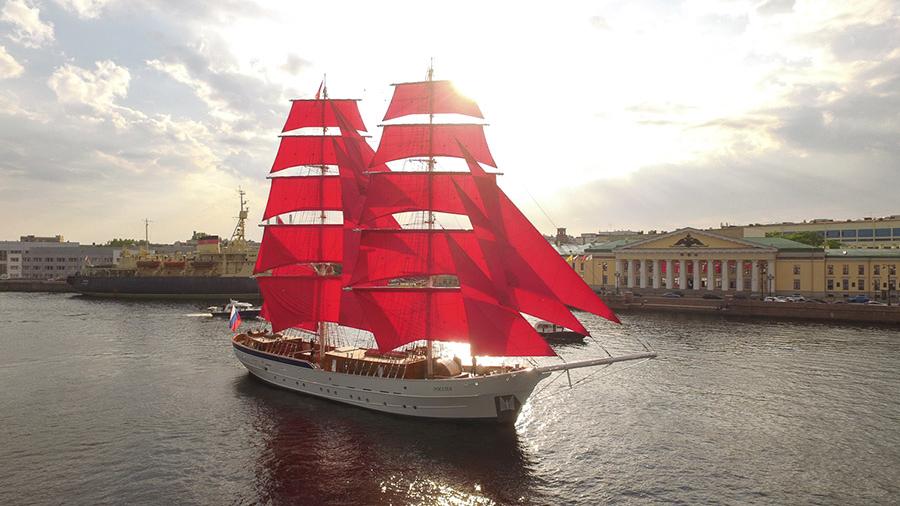 Главный символ праздника «Алые паруса» прибыл в В Петербург из Кронштадта