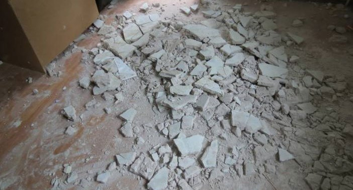 В Омске на последнем звонке в школе на выпускников упала штукатурка