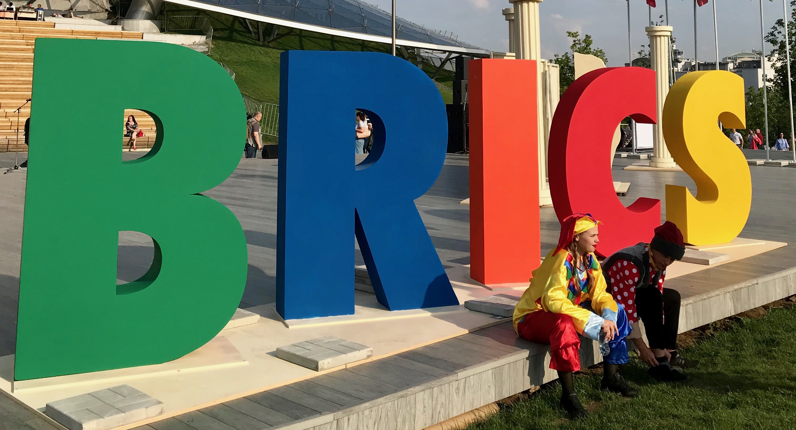 «Большие! Разные! Искусство Континенты Сближает!»