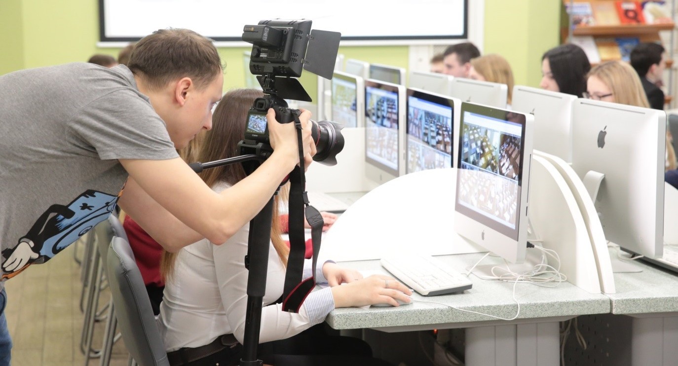 В Сети появились кадры тотальной слежки за школьниками во время ЕГЭ