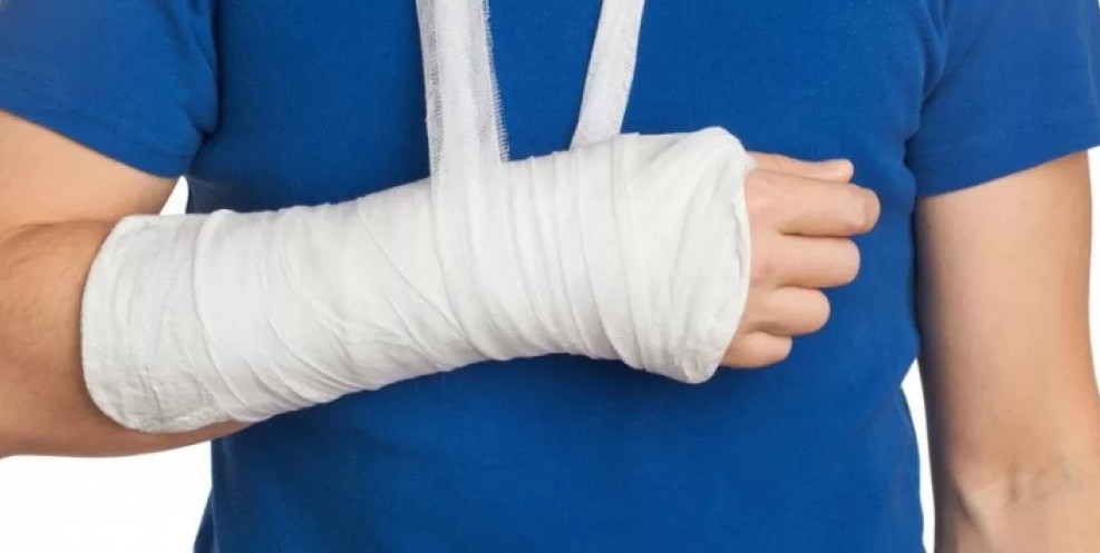 «Шеф, все пропало!»: У казанского школьника на ЕГЭ зазвонил телефон, спрятанный под гипсом на руке