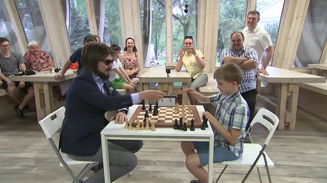 На ВДНХ школьник сыграл вничью с замаскированным чемпионом мира по блицу