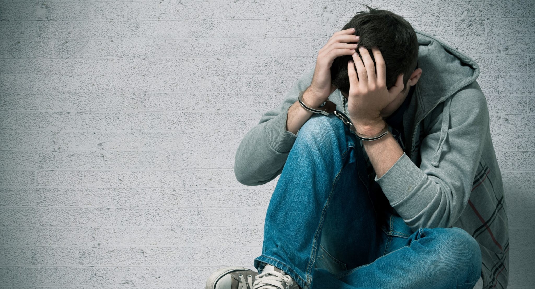 В Твери осудили подростков, разрисовавших здание школы