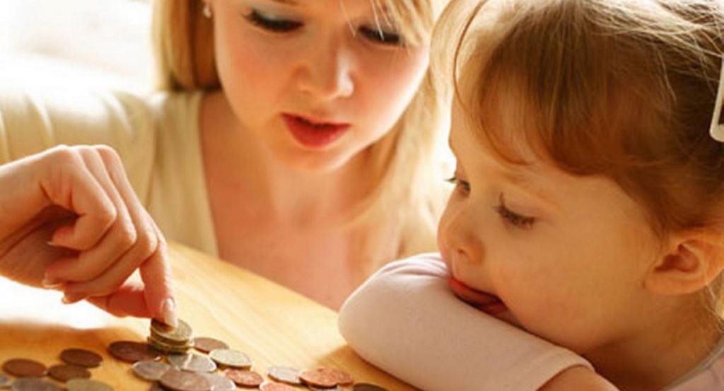 Дмитрий Медведев предложил повысить пособие по уходу за ребенком семьям с низким доходом