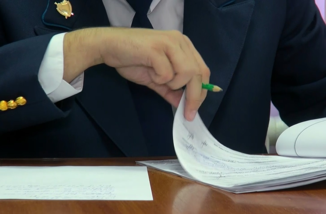 В школе Челябинской области учителей наказали за то, что заставили детей белить потолок