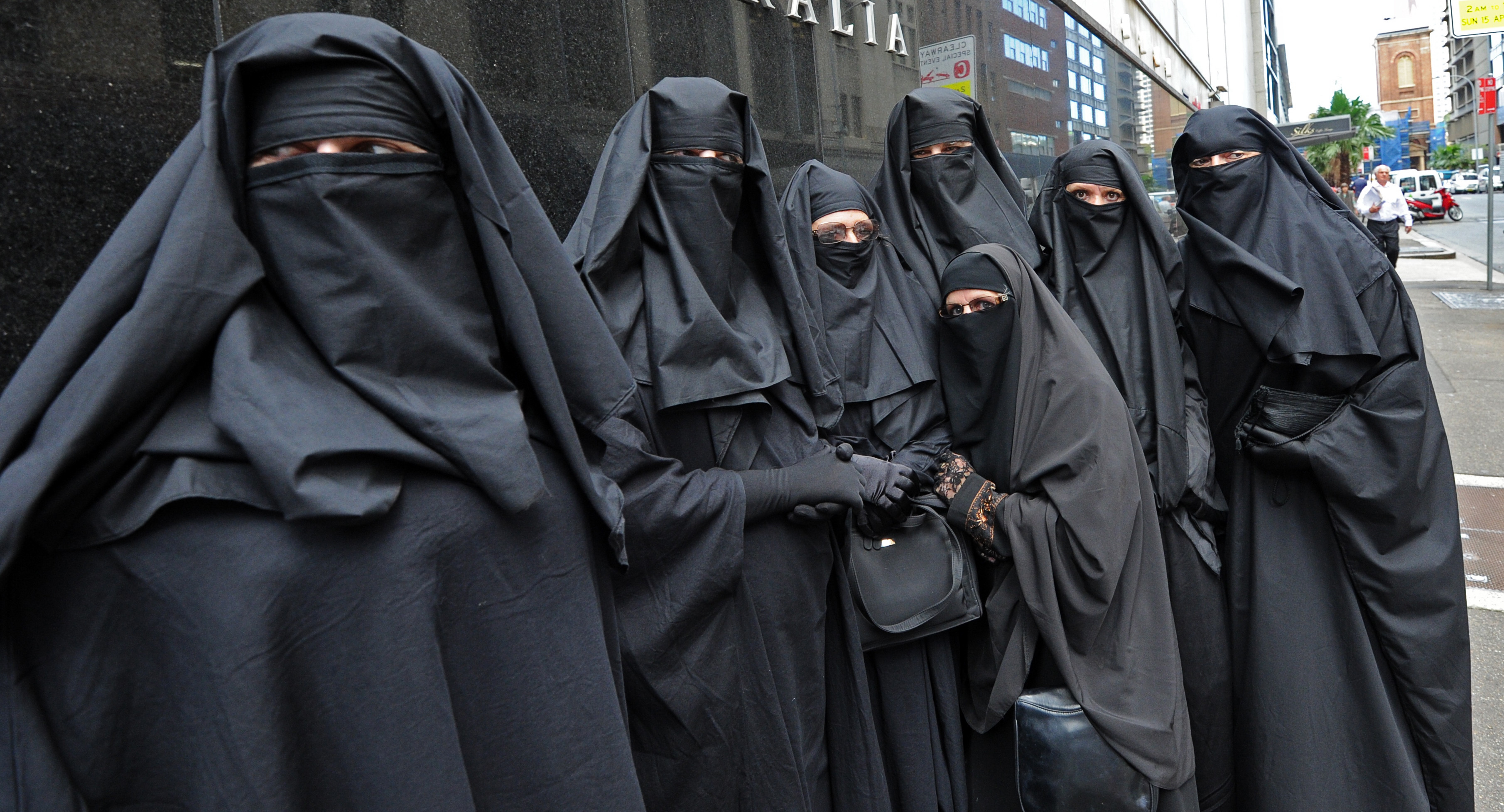В Нидерландах официально запретили носить паранджу в школах и больницах