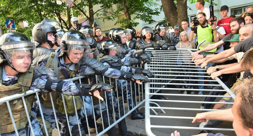 Мама пожаловалась на сына-оппозиционера в полицию