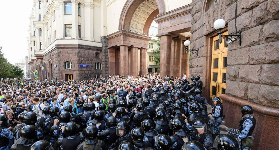 Пару, пришедшую с сыном на незаконную акцию, хотят лишить родительских прав