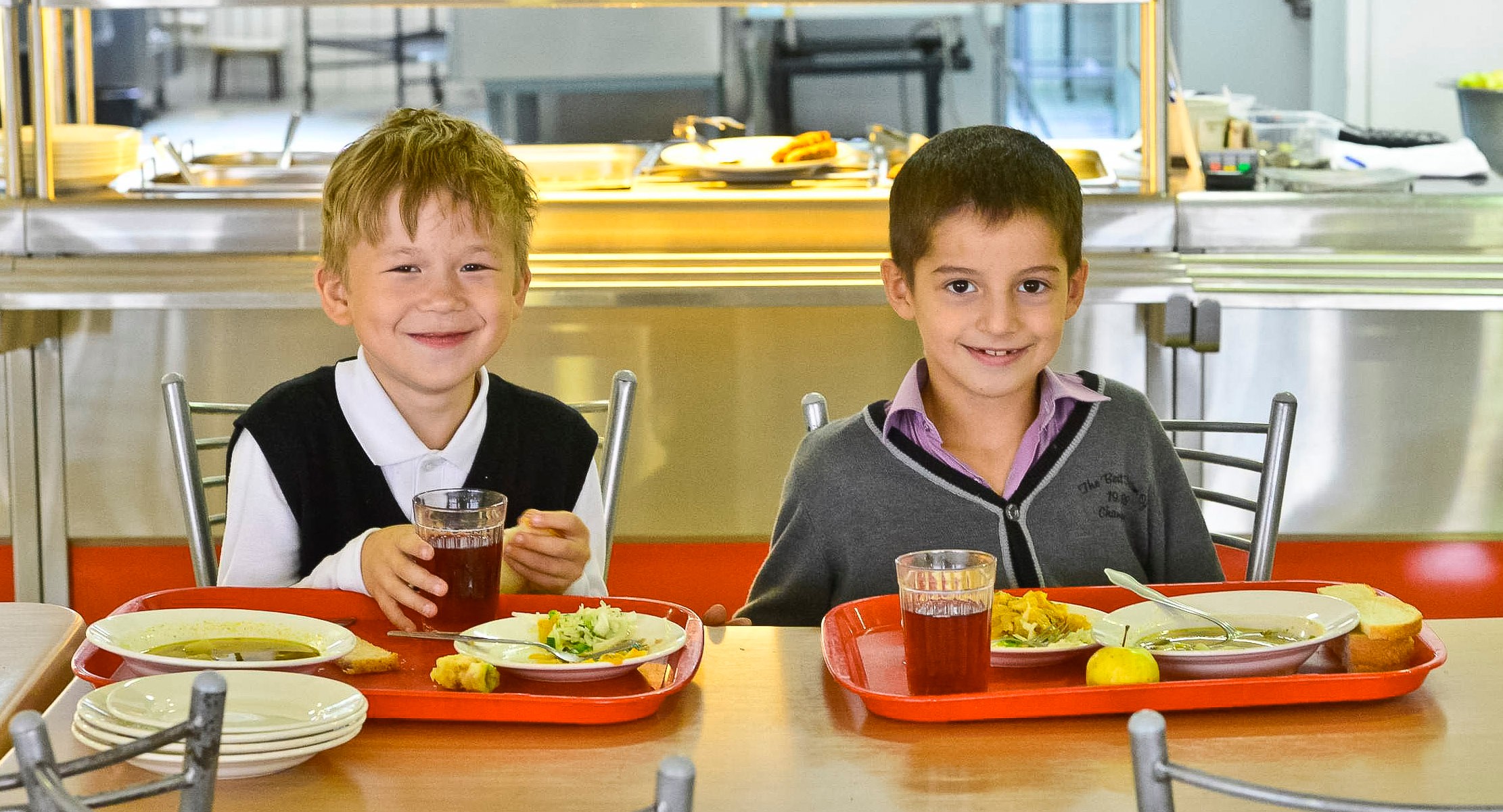 Роспотребнадзор рекомендовал включать в рацион школьников горячие блюда