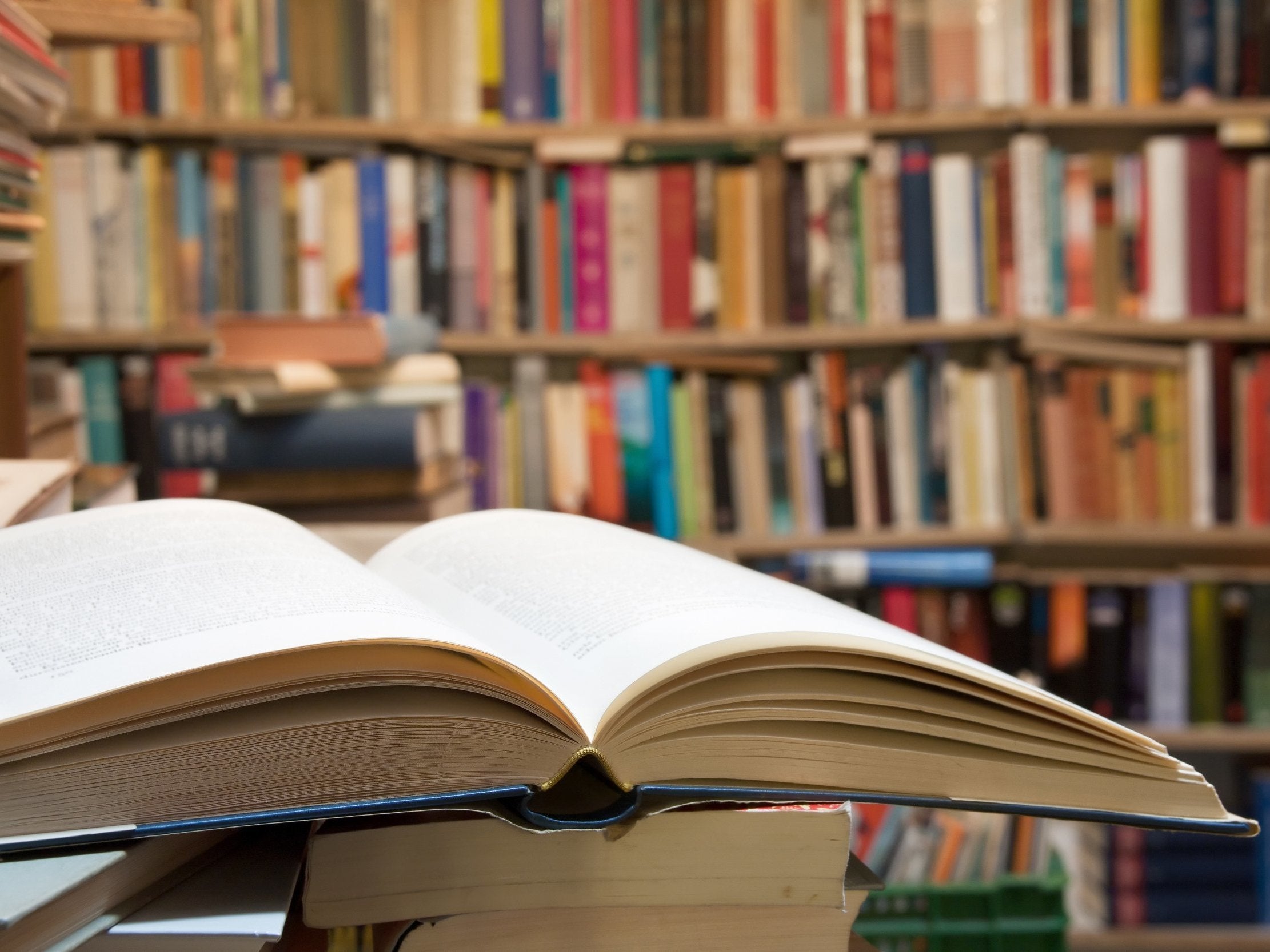 Белая, плотная и непрозрачная бумага, шрифт – достаточно крупный...