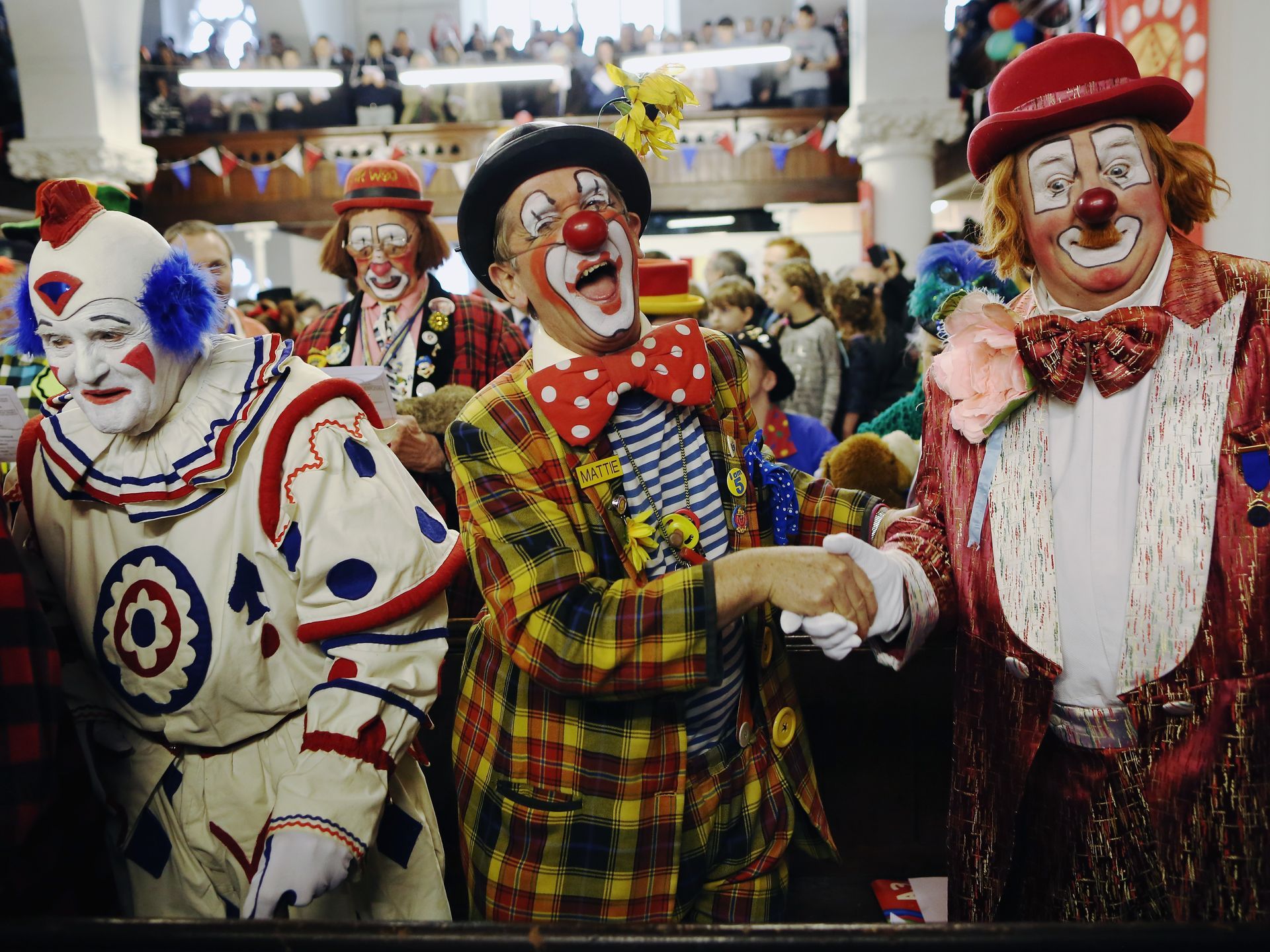 Концерт с клоунами, мороженое за счет школы и никаких цветов учителям: как празднуют 1 сентября в других странах