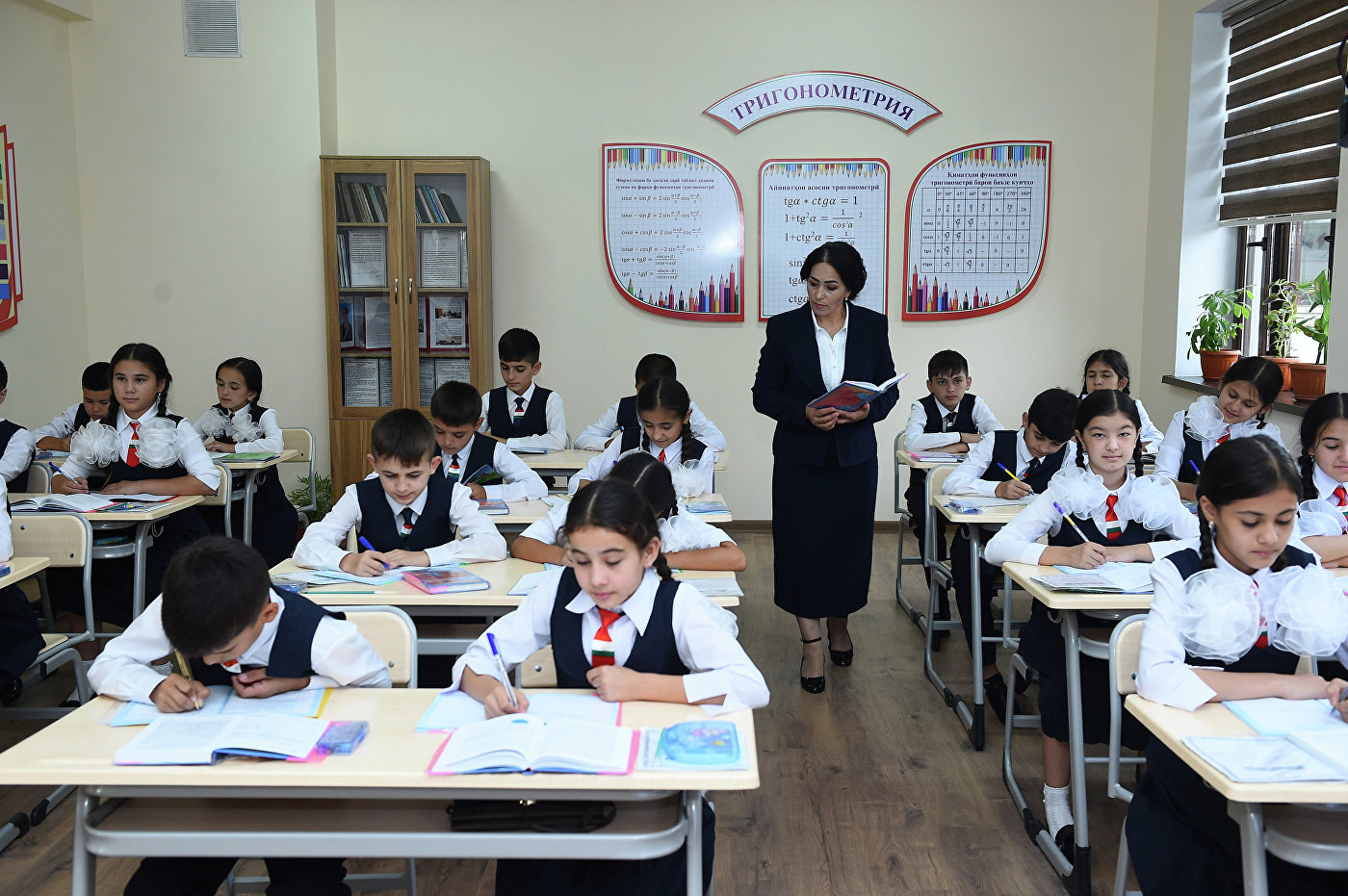 Минобрнауки Таджикистана запретило поборы с родителей