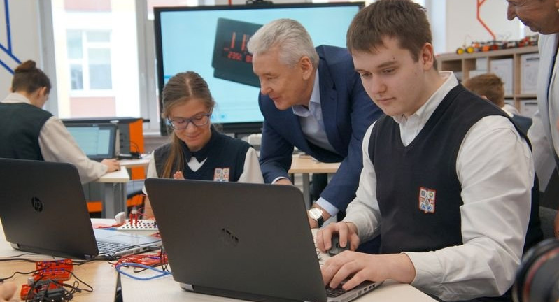 Сергей Собянин обсудил с московскими директорами идею стандарта старшей школы