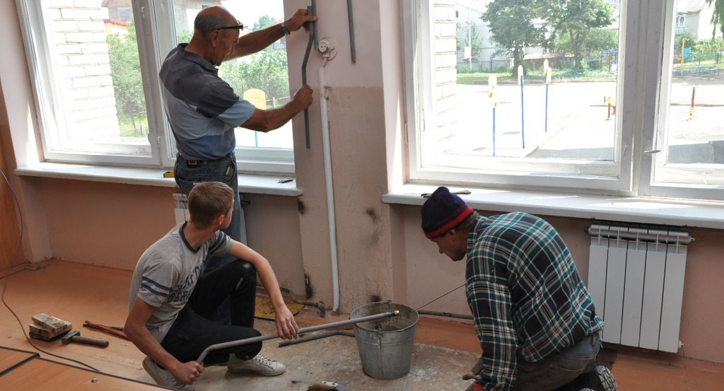 Учитель ИЗО из Челябинска сама ремонтирует класс в школе-интернате