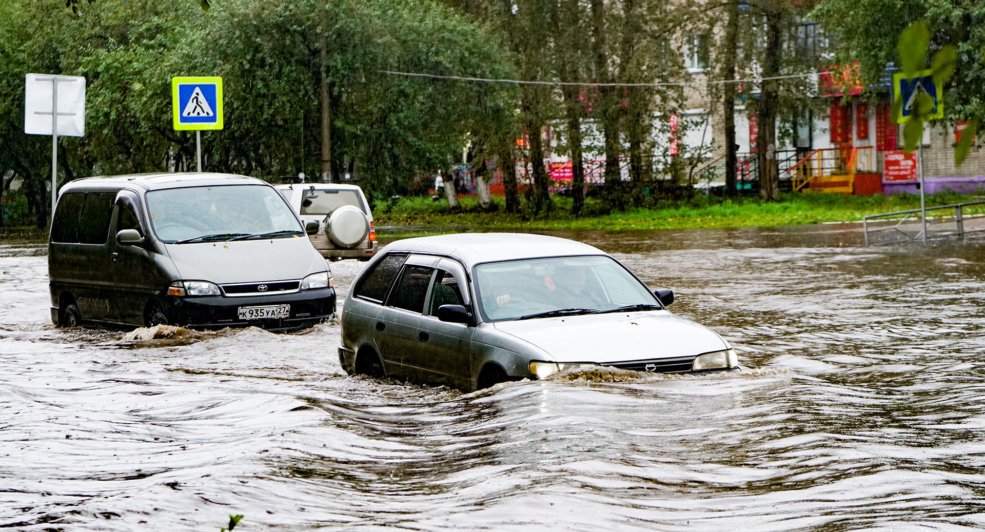 В районах Хабаровского края из-за тайфуна отменены занятия в школах