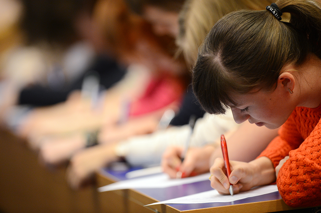 Московские школьники провели диктант для педагогов
