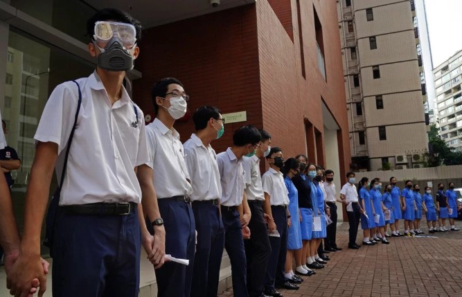 Протесты в Гонконге: сотни школьников выстроились в цепь