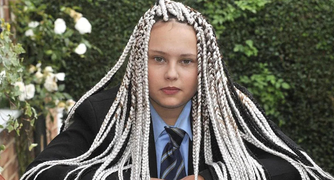 Временные татуировки, изумрудные волосы, пирсинг и косички: что еще бесит учителей и как на это смотрят родители