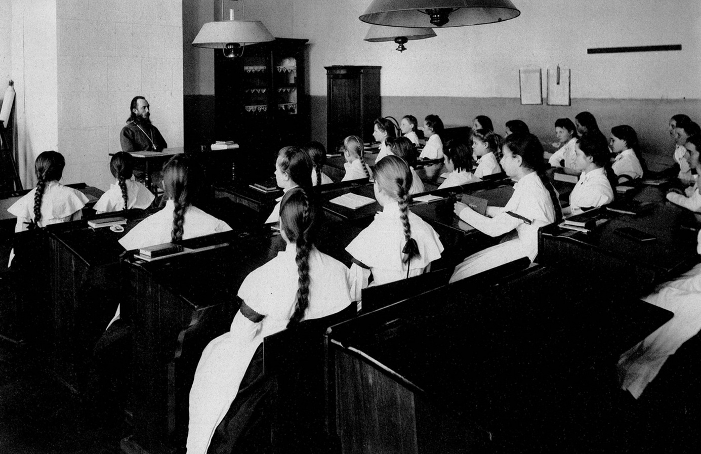 Дарья Донцова предложила вернуть в школы уроки Закона Божия