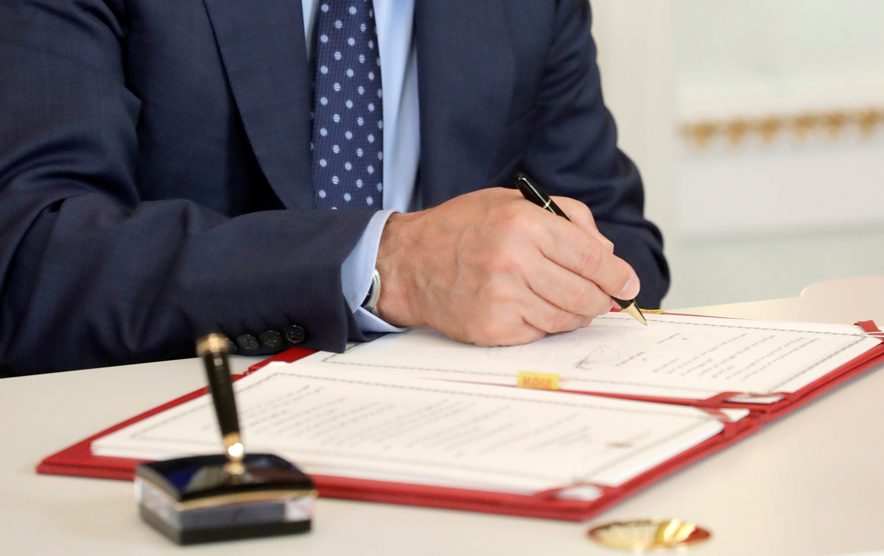 Владимир Путин присвоил классный чин главе Россотрудничества