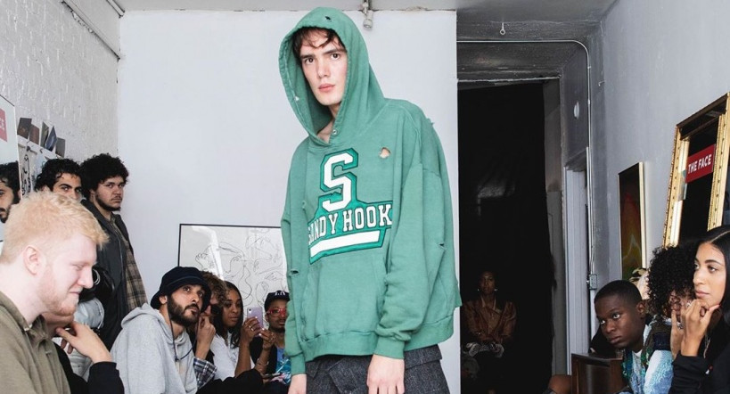 В США выпустили толстовки с дырами от пуль и логотипами школ, где была стрельба