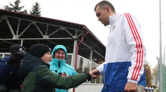 Мать затравленного за прическу мальчика рассказала о встрече с Дзюбой