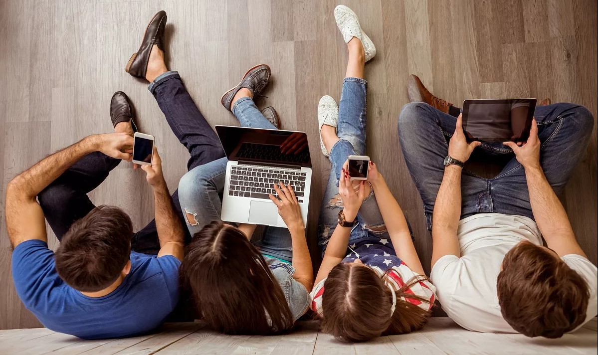 Владимир Путин поручил кабмину регулярно исследовать поведение молодежи  в Интернете