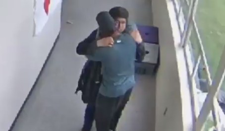 В США тренер предотвратил стрельбу в школе при помощи объятий