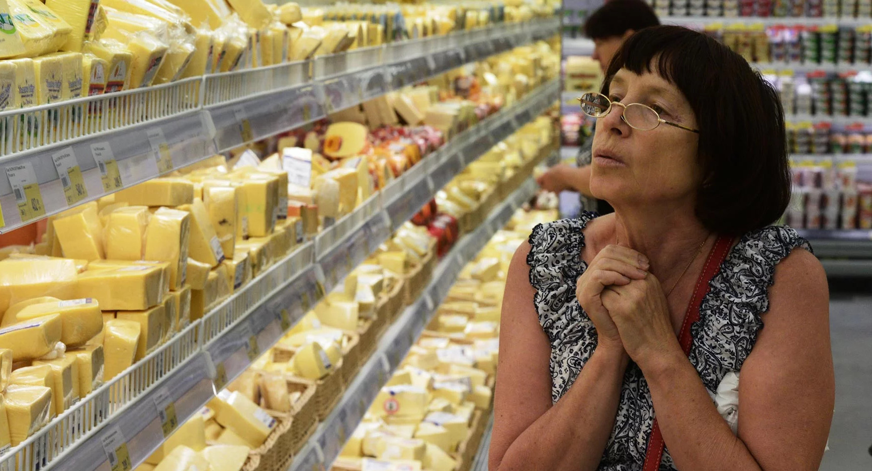 Росстат назвал долю семей со средствами только на еду и одежду