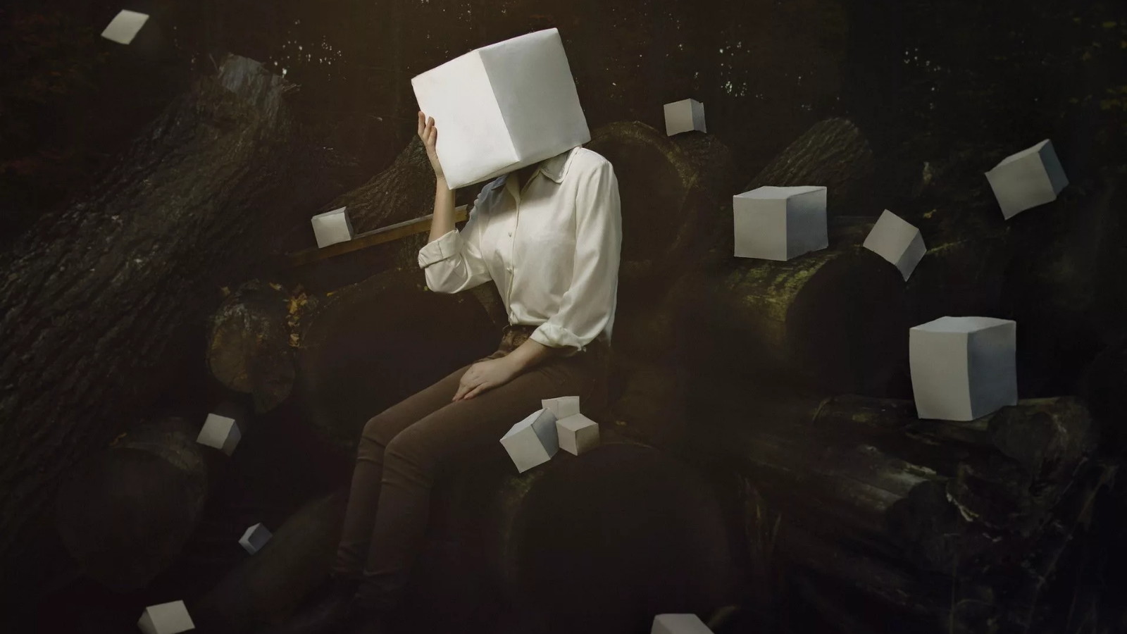 В Индии студентов заставили сдавать экзамен с коробками на голове