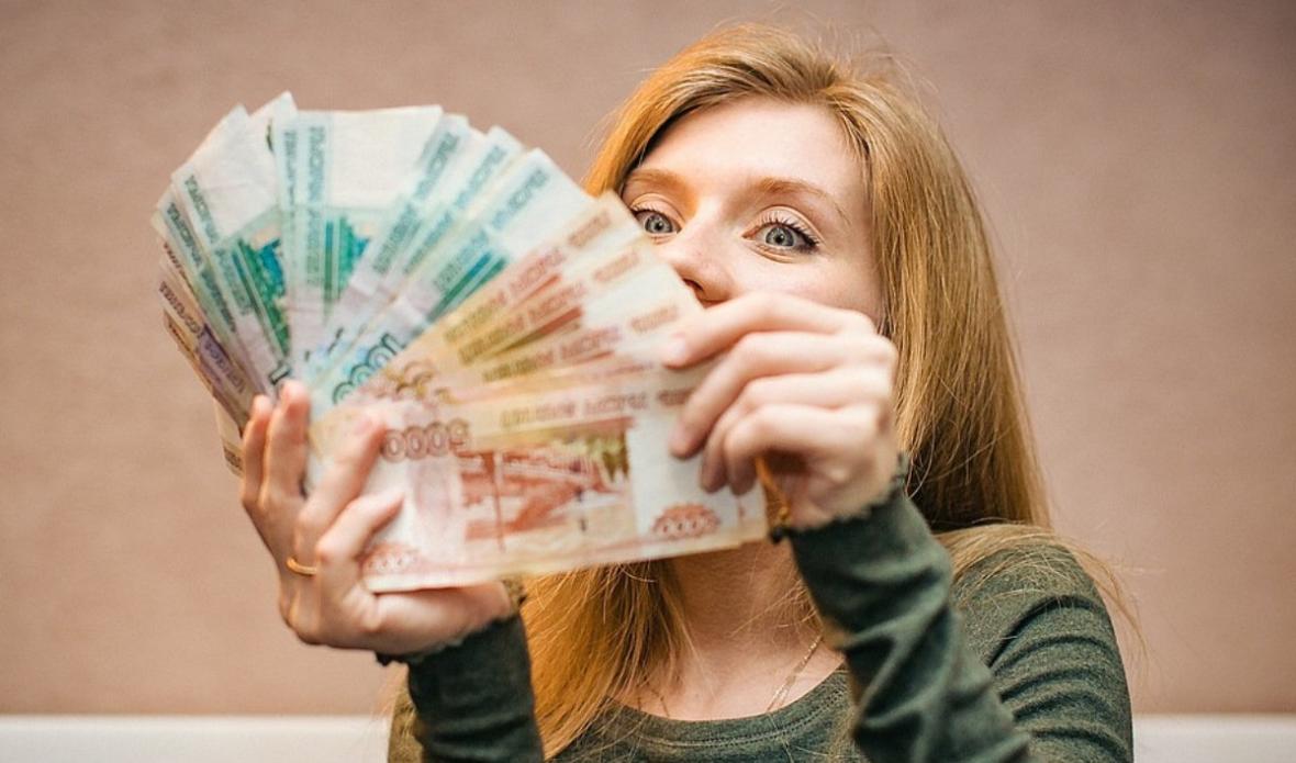 Саратовским бюджетникам подняли зарплаты задним числом