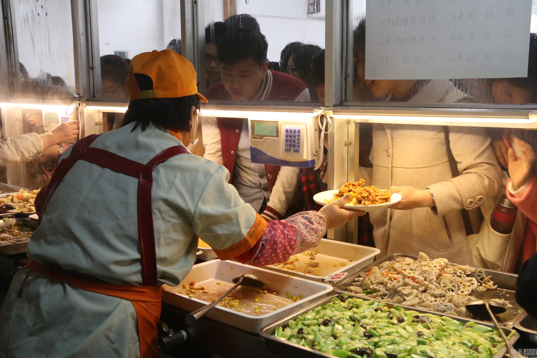 За школьными столовыми Китая установят видеонаблюдение