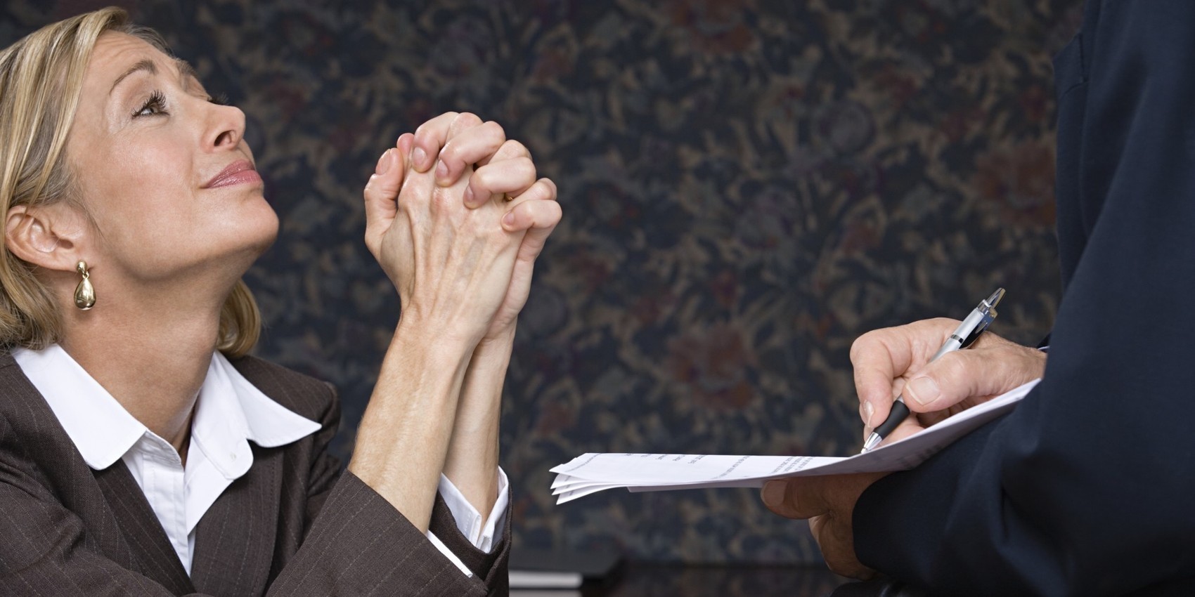 Почему врачам и учителям никак не поднимут зарплаты?