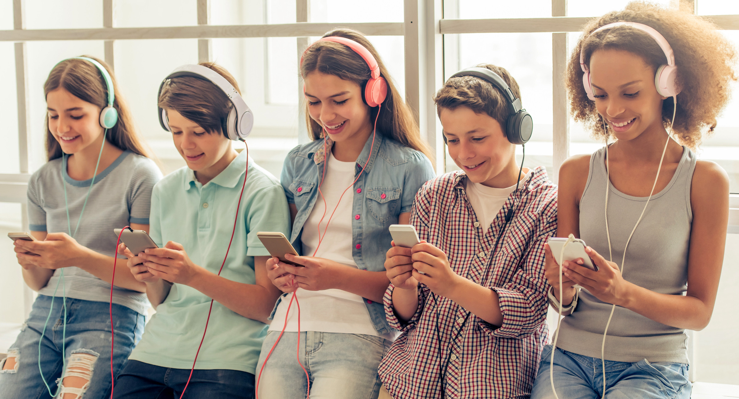 Эксперты рассказали, как долго подросткам можно использовать гаджеты