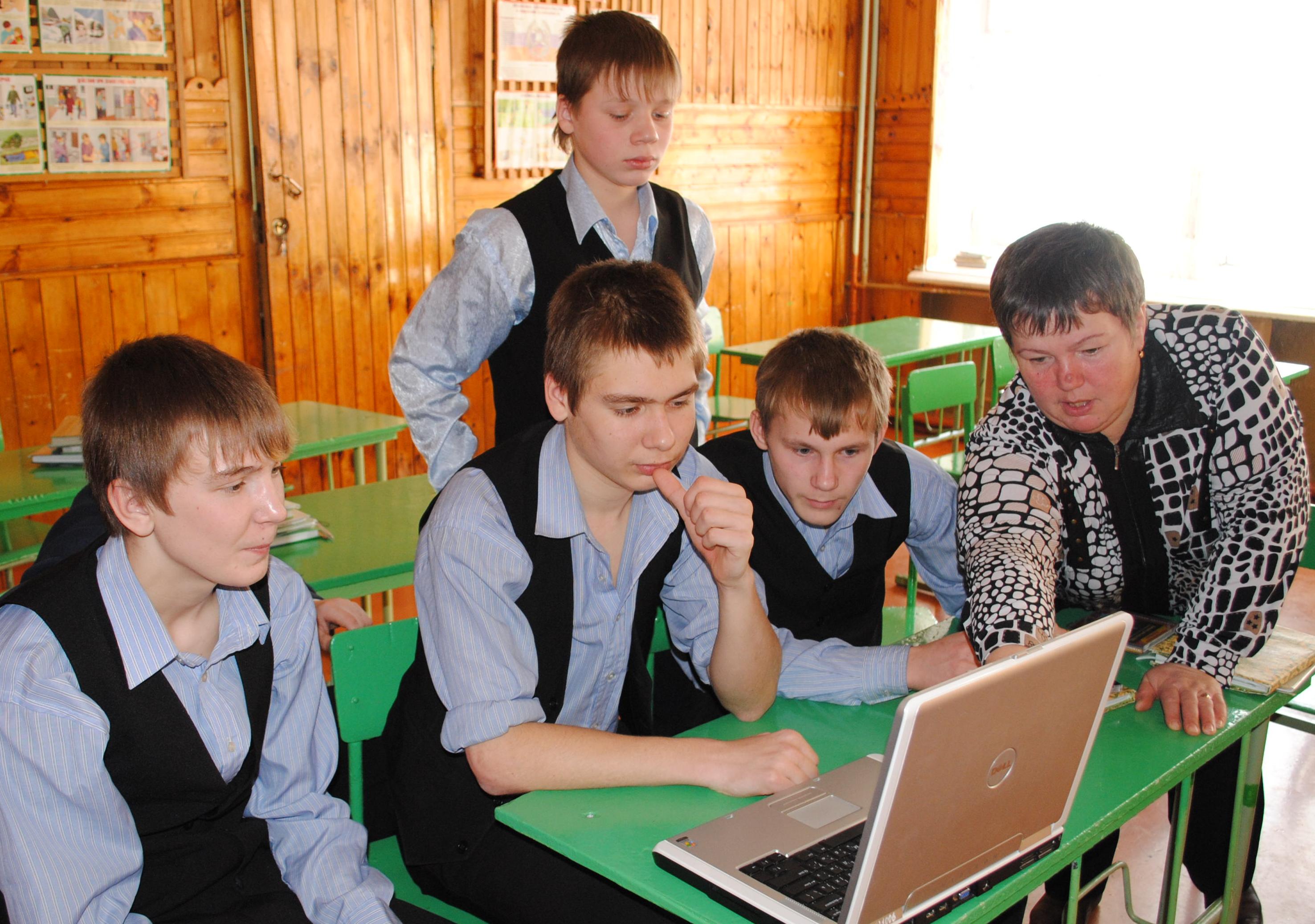 В сельских школах предлагают преподавать через интернет