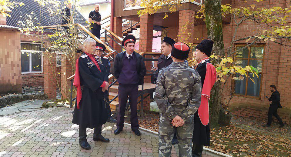 В школу Щетинина прибывают люди для прощания