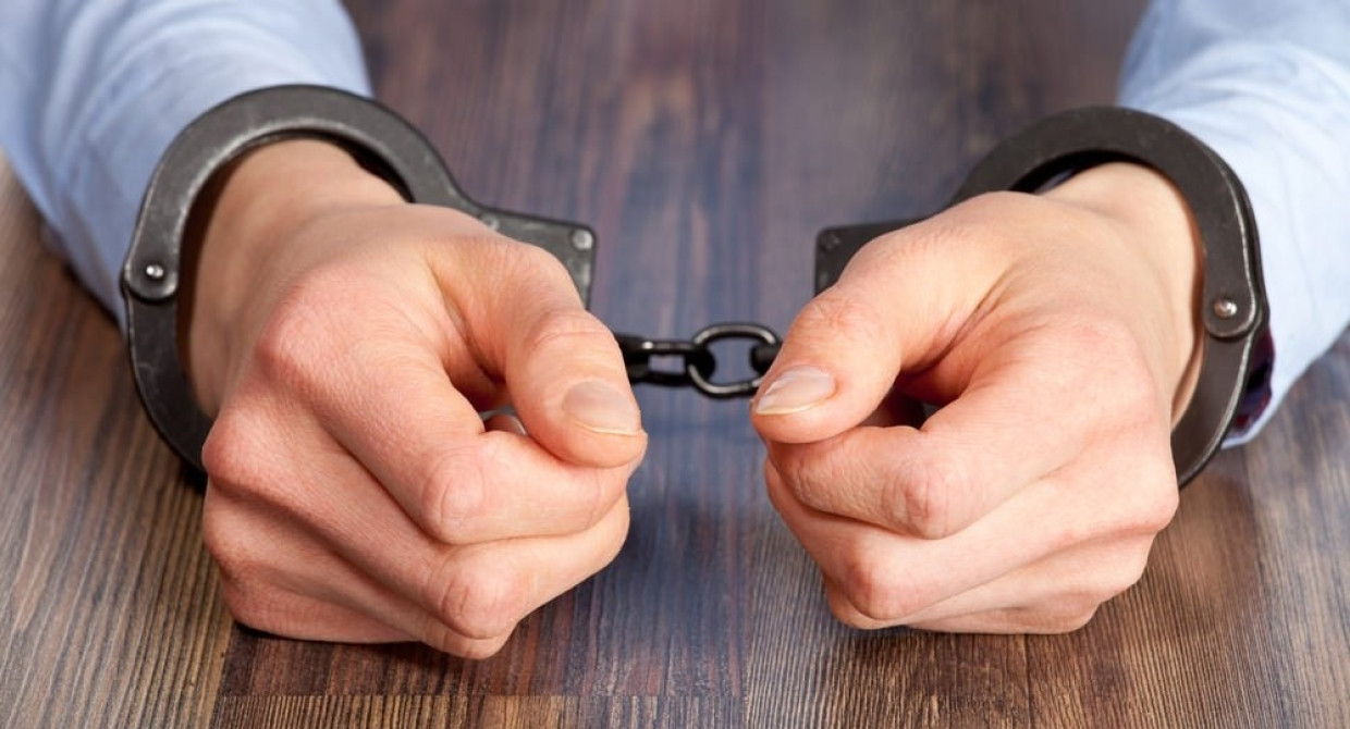 Хватал за шею, бил по туловищу и голове