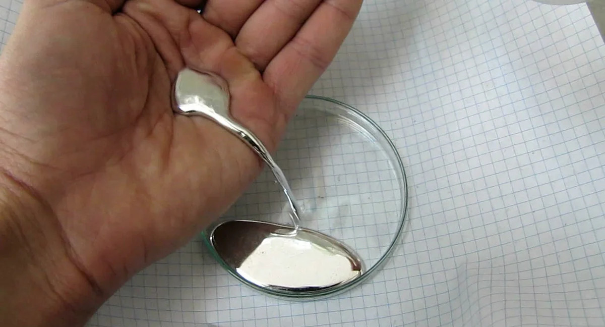 В Приморье подросток принёс в школу банку ртути и раздал шарики одноклассникам