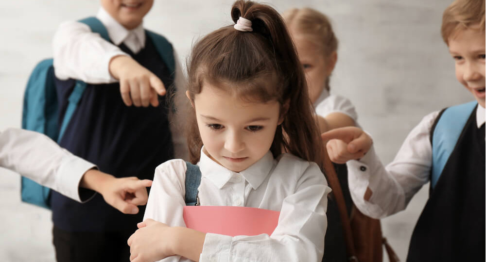 В Новосибирске дети и родители затравили девочку, потому что её мама не сдала деньги на нужды класса