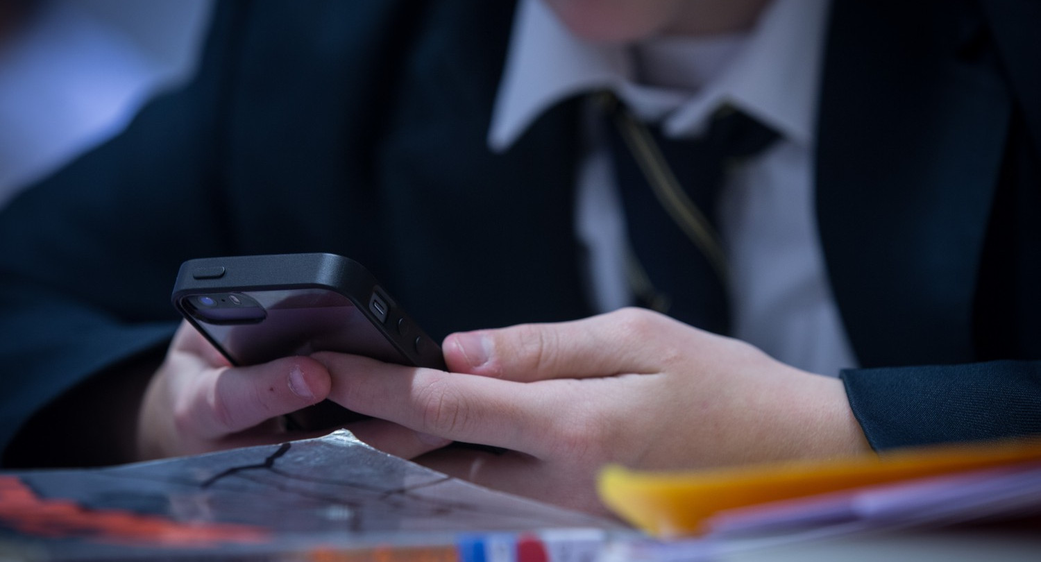 В московских школах установят ящики для хранения телефонов детей во время уроков