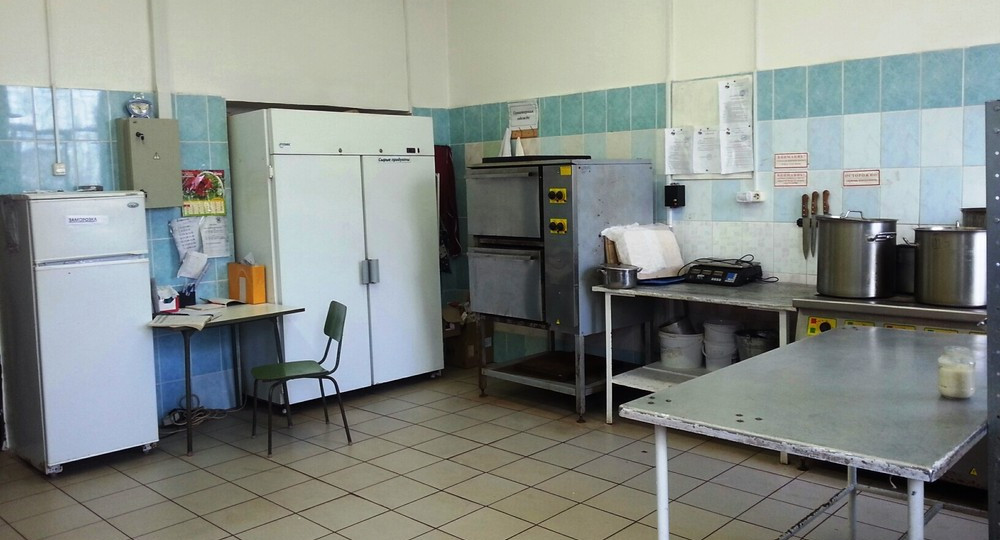 Омичи недовольны питанием в 13 школах и детсадах