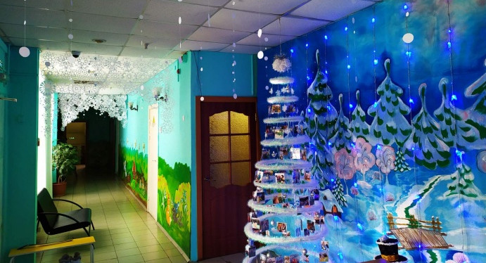 Из пробирок и ниток: необычные ёлки в красноярских школах и детсадах