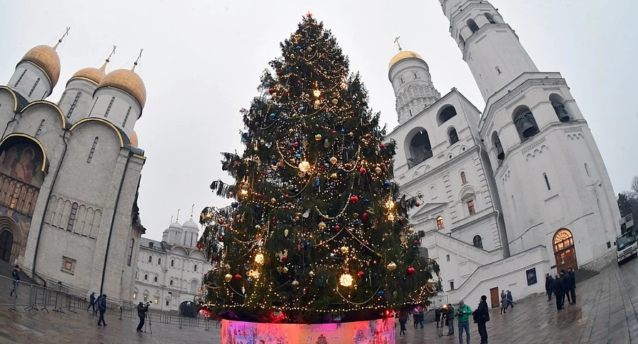 Главную новогоднюю ель страны украсили собранными за 20 лет игрушками