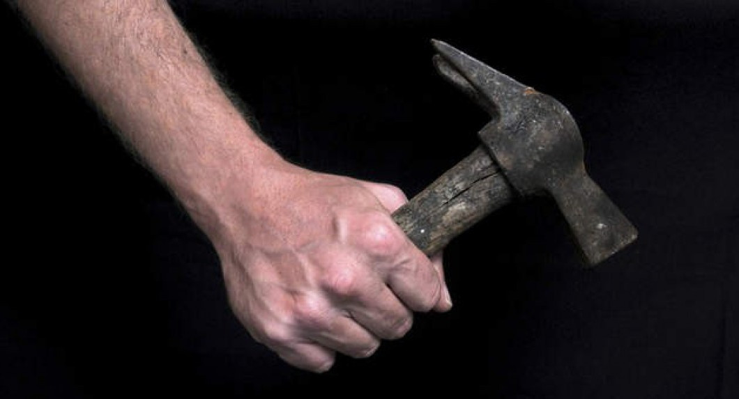 В Екатеринбурге ученик школы напал с молотком на учителя: пострадавшую увезли в больницу