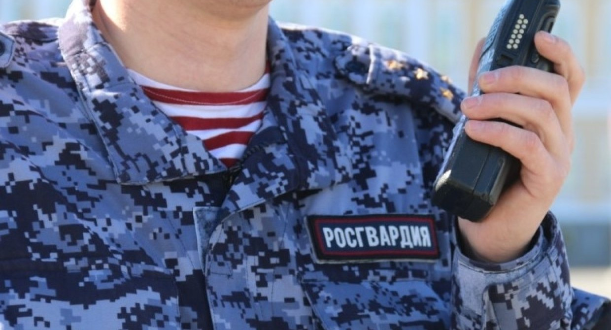 В тюменских школах росгвардейцы проверяют частных охранников